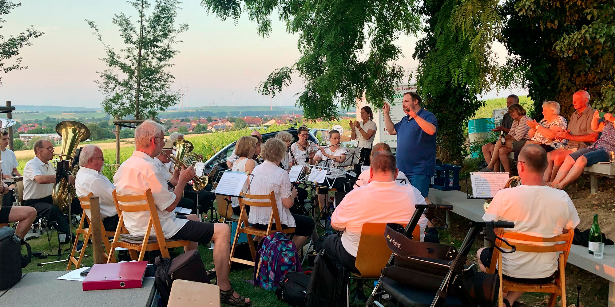 musiklaischer-abend-am-wasserturm-wiesbachtal-orchester-001